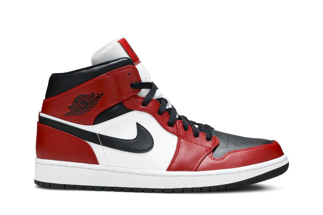 Tênis Air Jordan 1 Mid Chicago Black Toe Vermelho/Preto vista lateral