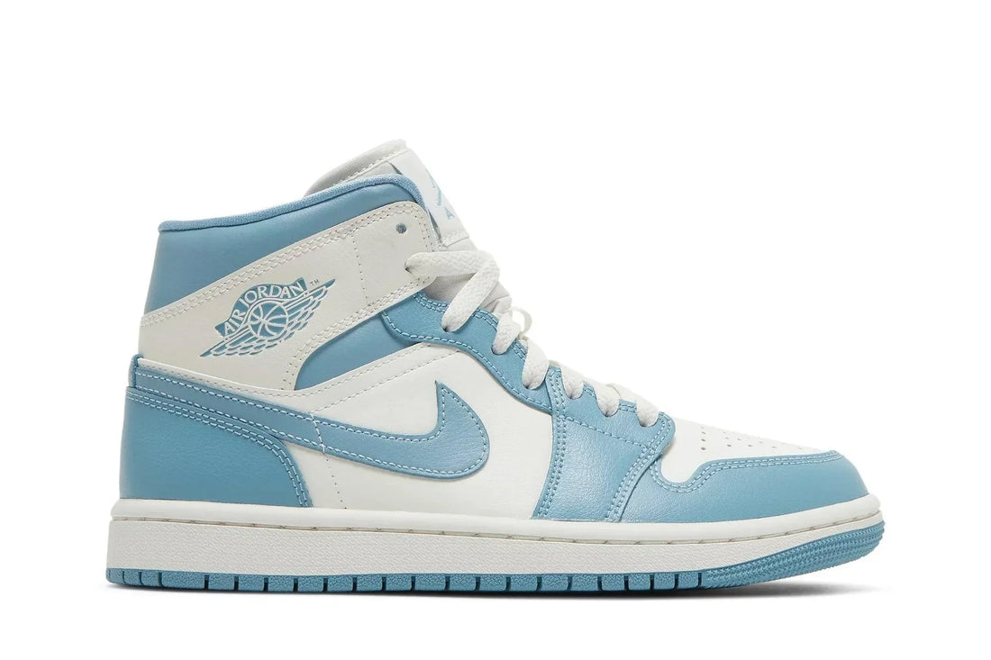Tênis Air Jordan 1 Mid University Blue (UNC) Azul vista lateral