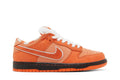 Tênis Concepts x Nike SB Dunk Low Orange Lobster Laranja vista lateral