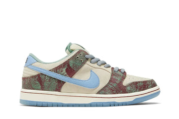 Tênis Crenshaw Skate Club x Nike SB Dunk Low Multicolor vista lateral