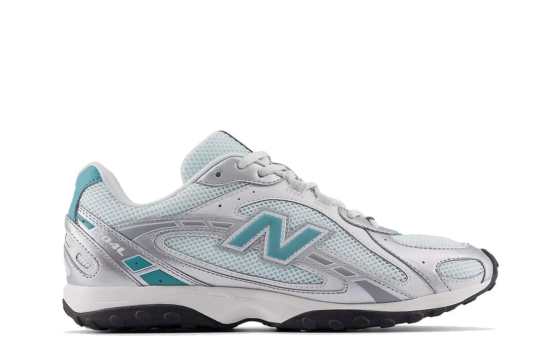 Tênis New Balance 204L Light Silver Metallic Prata vista lateral