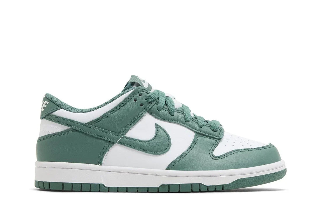 Tênis Nike Dunk Low Bicoastal Verde vista lateral