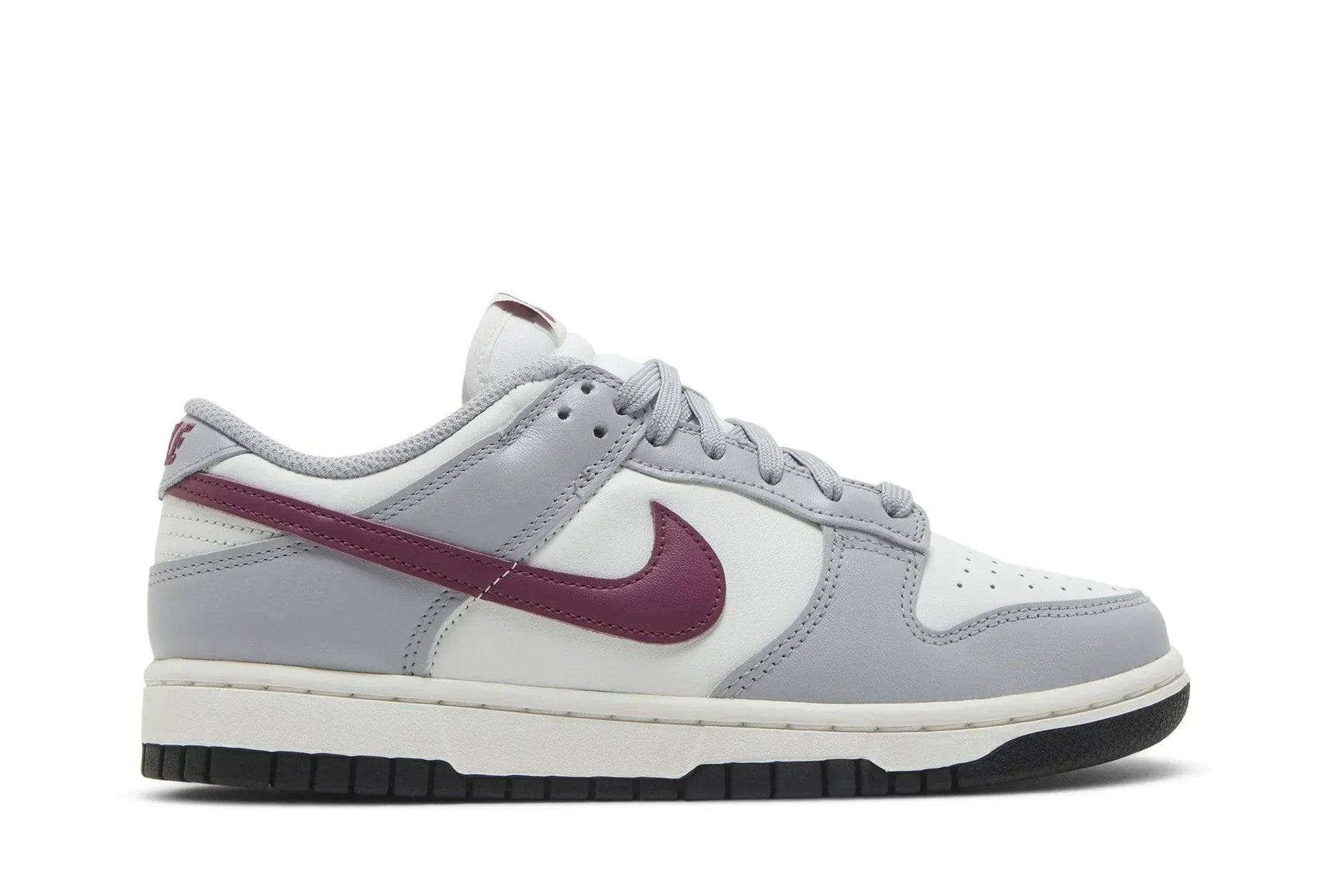 Tênis Nike Dunk Low Pale Ivory Redwood Cinza vista lateral