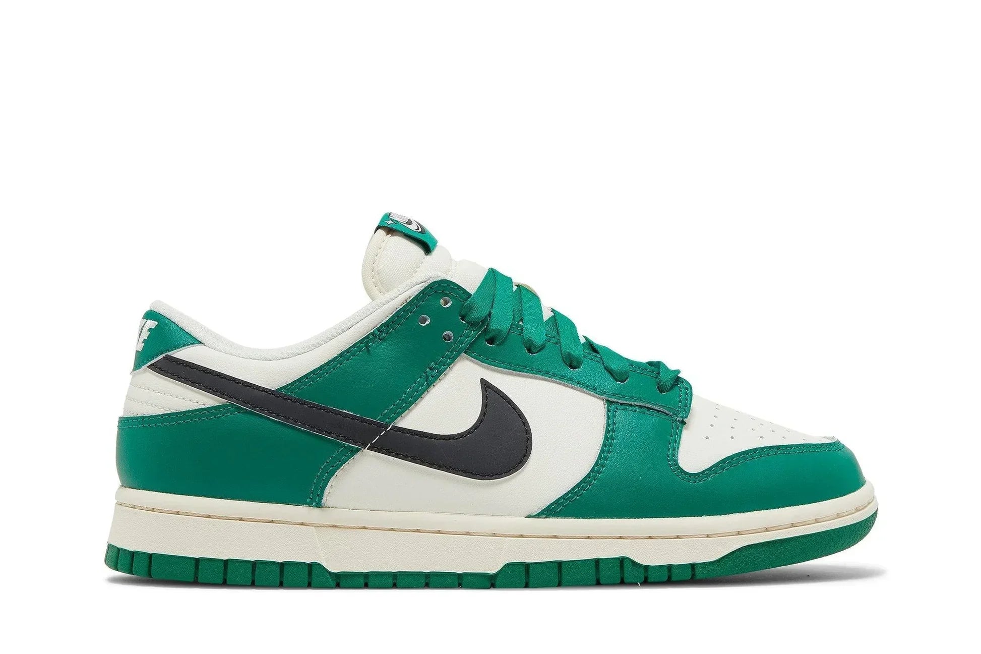 Tênis Nike Dunk Low SE Lottery Verde vista lateral