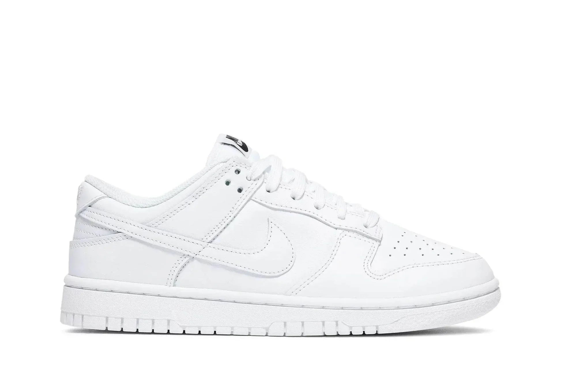 Tênis Nike Dunk Low Triple White vista lateral