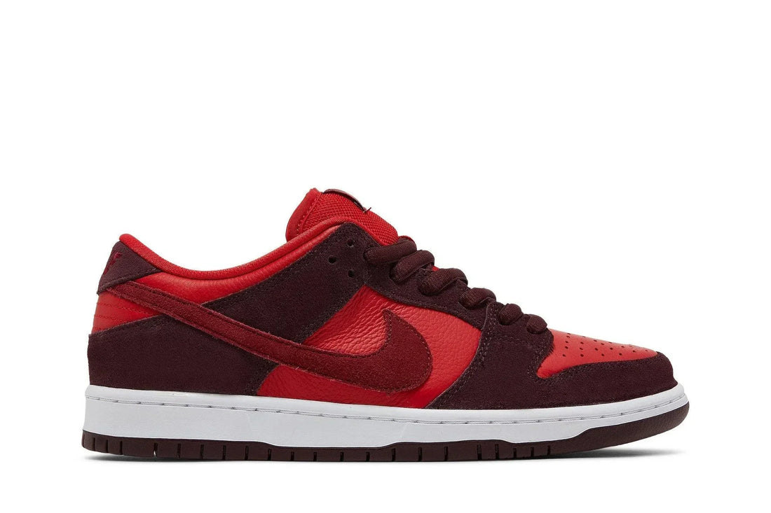 Tênis Nike SB Dunk Low Cherry Vermelho vista lateral