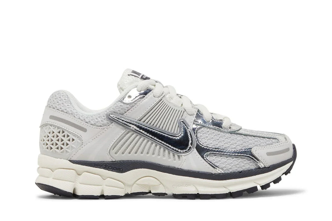 Tênis Nike Zoom Vomero 5 Photon Dust Metallic Silver Cinza vista lateral