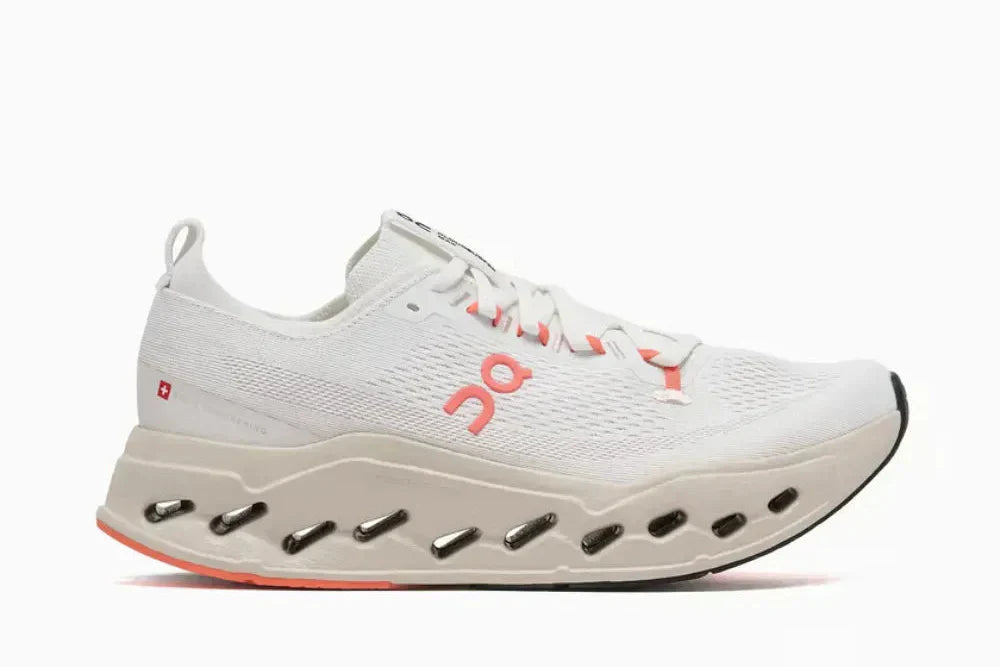 Tênis On Running Cloudsurfer Max 1 Ivory Salmon vista lateral