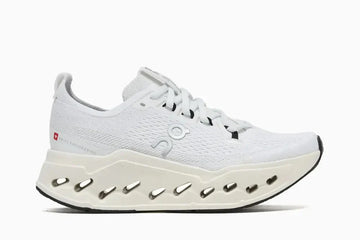 Tênis On Running Cloudsurfer Max Triple White vista lateral