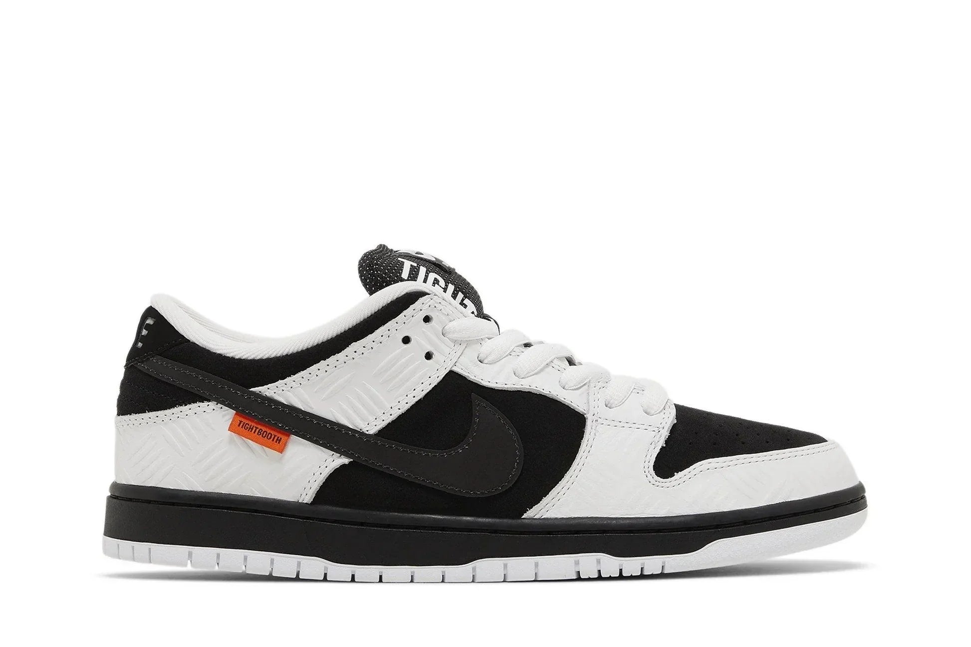 Tênis TIGHTBOOTH x Nike SB Dunk Low Pro Black White Preto vista lateral
