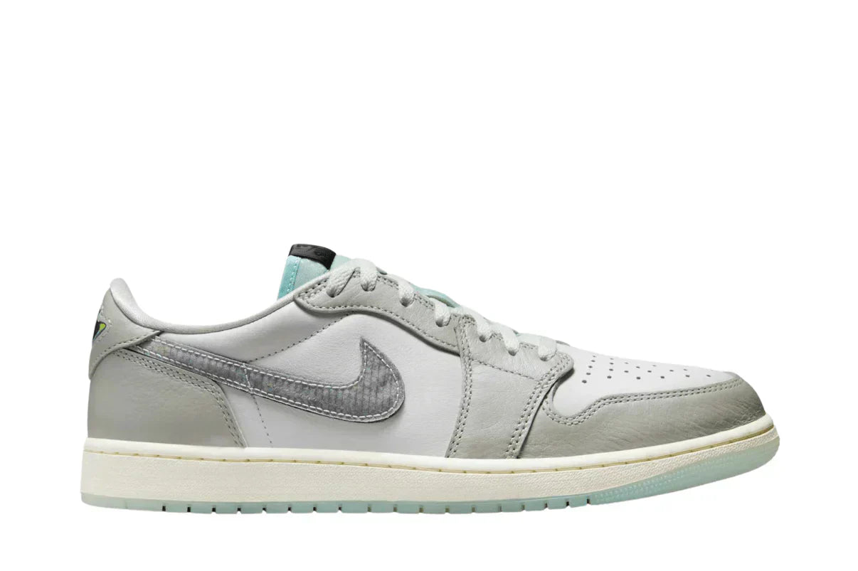 Tênis Air Jordan 1 Low Lunar New Year Photon Dust Cinza vista traseira
