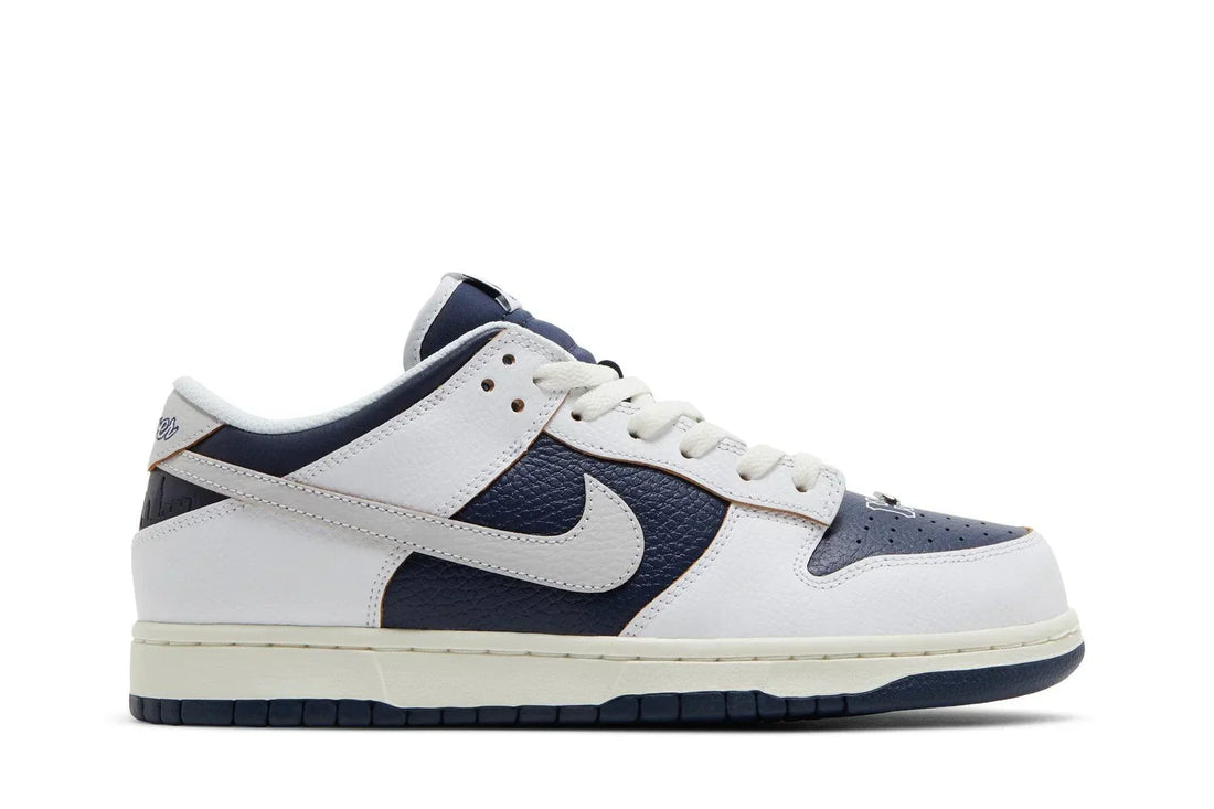 Tênis HUF x Nike SB Dunk Low New York Branco/Azul vista lateral