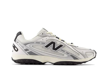 Tênis New Balance 204L Silver Metallic Black Prateado vista lateral