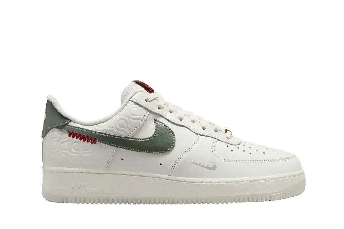 Tênis Nike Air Force 1 07 LE Year of Snake 2025 Branco vista lateral