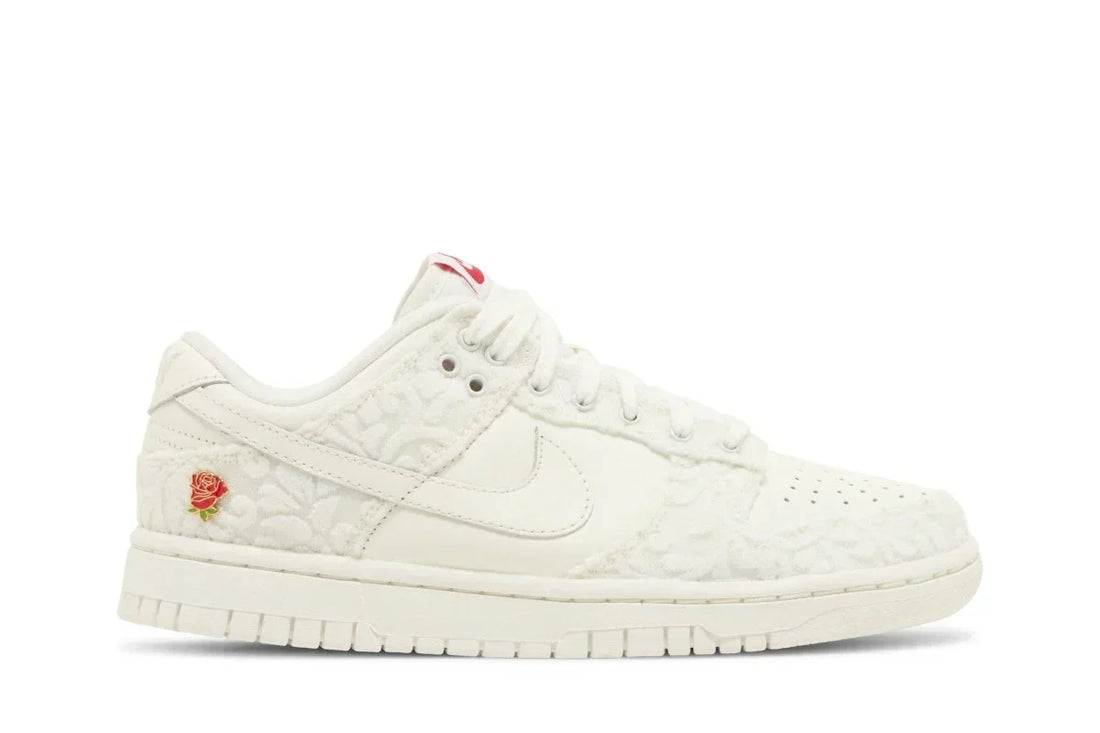 Tênis Nike Dunk Low Give Her Flowers Branco vista lateral