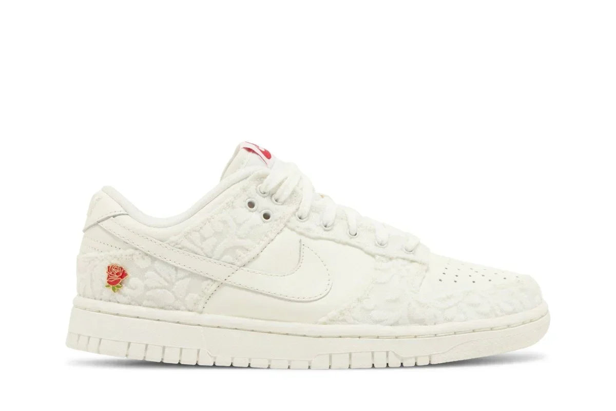 Tênis Nike Dunk Low Give Her Flowers Branco vista lateral